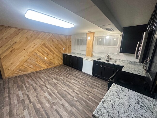 Building Photo - 435 Kiesel Ave