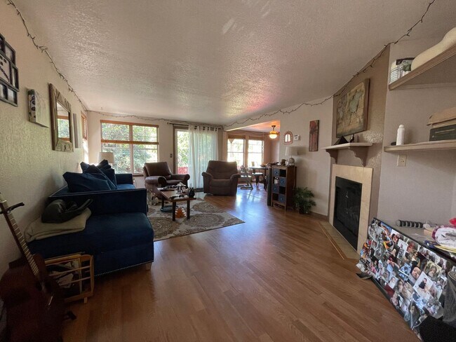 Foto del edificio - Charming 3 Bed 3 Bath Home - Available Aug...