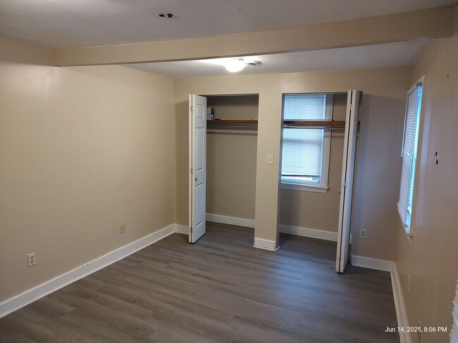Foto del edificio - 235 E Locust St
