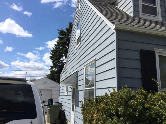Building Photo - 3 bedroom single family home with detached...