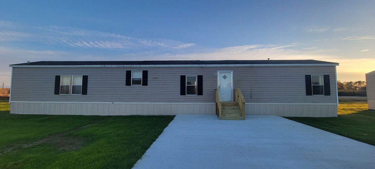 Primary Photo - Mobile home in Country Setting