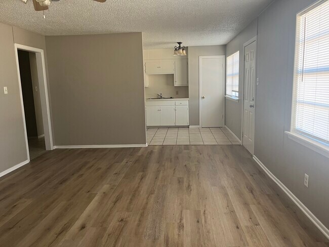 Sala de estar - 102 Flint Ave