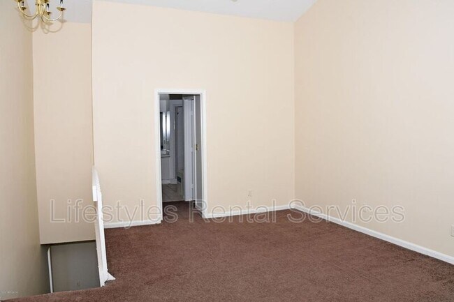 Building Photo - 1710 1st St S