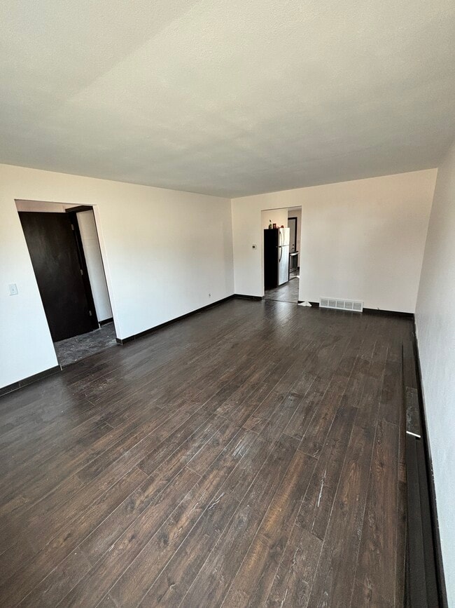 Building Photo - 2047 Ravine St