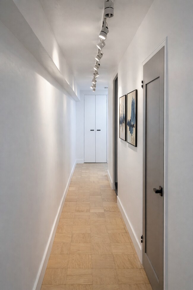 Building Photo - 39 E 39th St