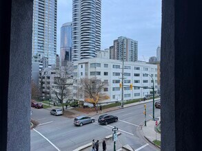 Building Photo - 921 Thurlow St