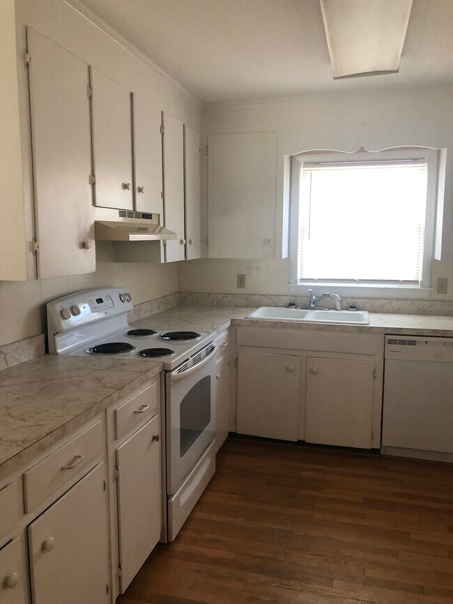 Building Photo - 4905 College Acres Dr