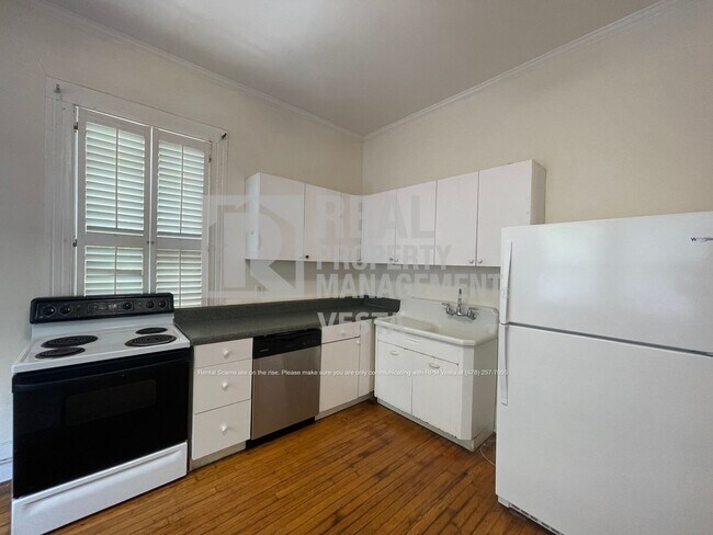 Building Photo - Charming Two Bedroom Apartment on Pierce A...