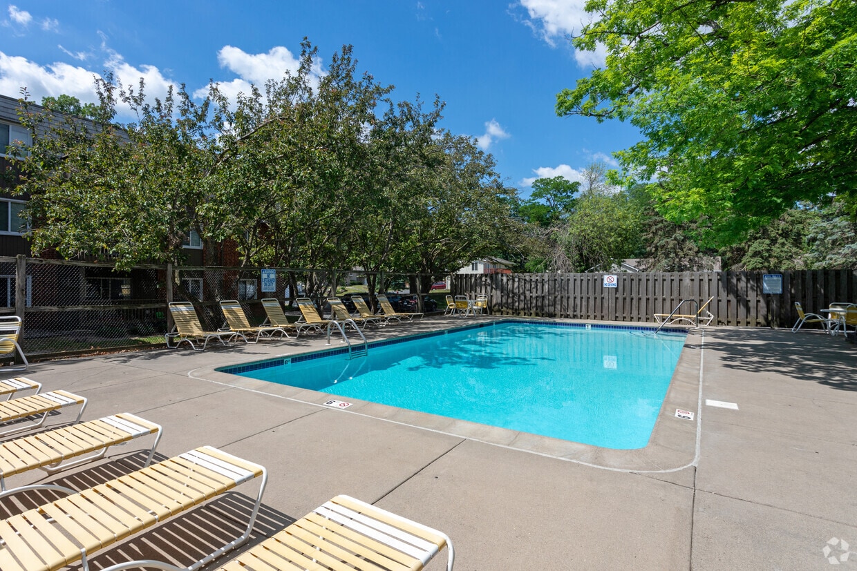 Primary Photo - White Oaks Apartments
