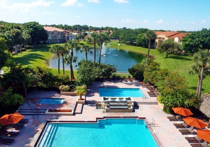 ÁREA DE PISCINA - WATERFORD LANDING APARTMENTS