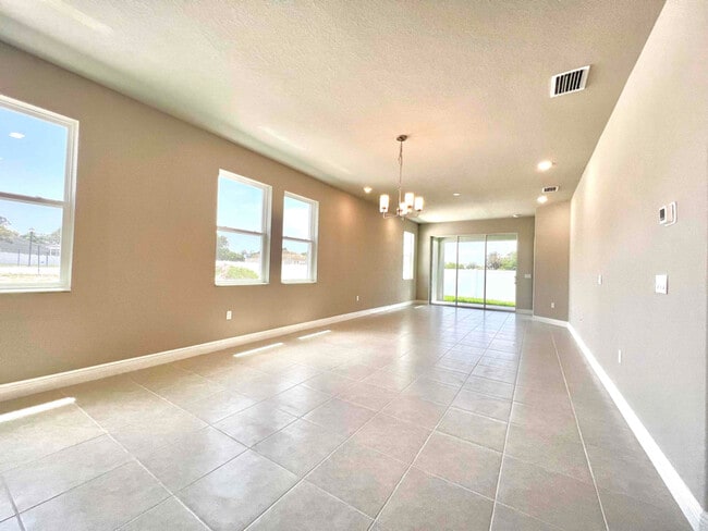 Building Photo - 9359 Highland Hls Dr
