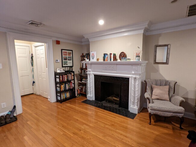 Fireplace / Entry - 1427 Spruce St
