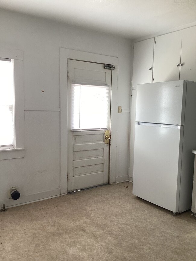 Building Photo - Freshly painted rooms in cute 2 bedroom home on quiet street!  Pets welcome!