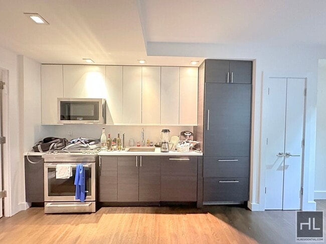Building Photo - 1 bedroom 1 bathroom KING SIZE with washer and dryer.