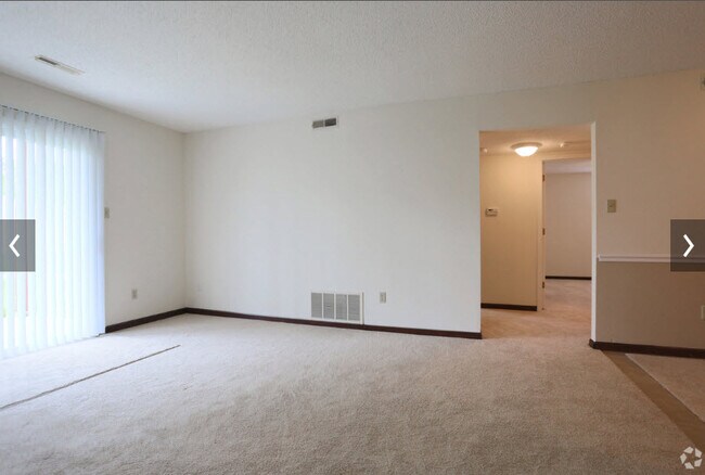 Large LR w/ ceiling fan to wood deck - 3710 Santiago Dr