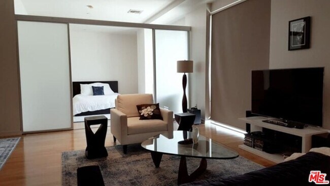 Foto del edificio - 801 S Grand Ave