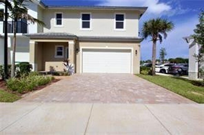 Foto del edificio - 6990 Pines Cir