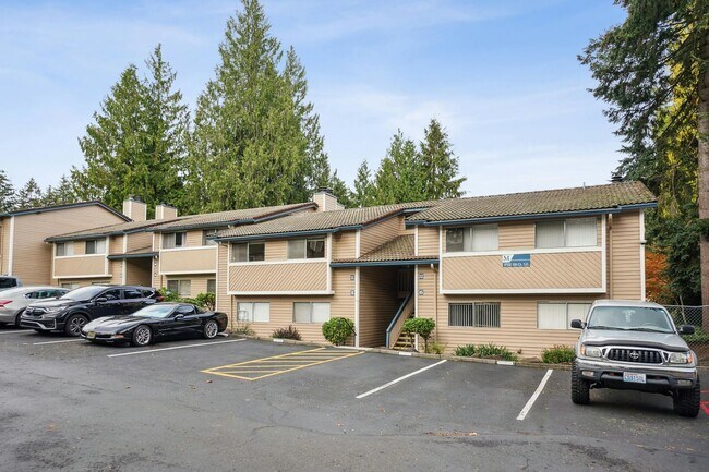 Building Photo - Well maintained 2 bedroom, 1 bath condo wi...
