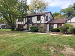 Building Photo - 10 Sherwood Rd