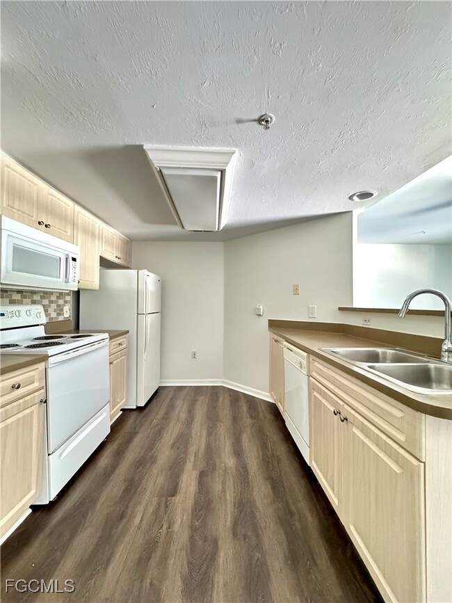 Foto del edificio - 1773 Four Mile Cove Pkwy