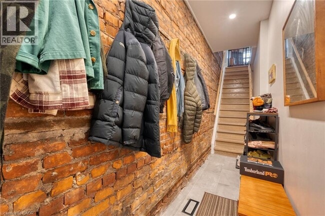 Building Photo - 64 Oxford St