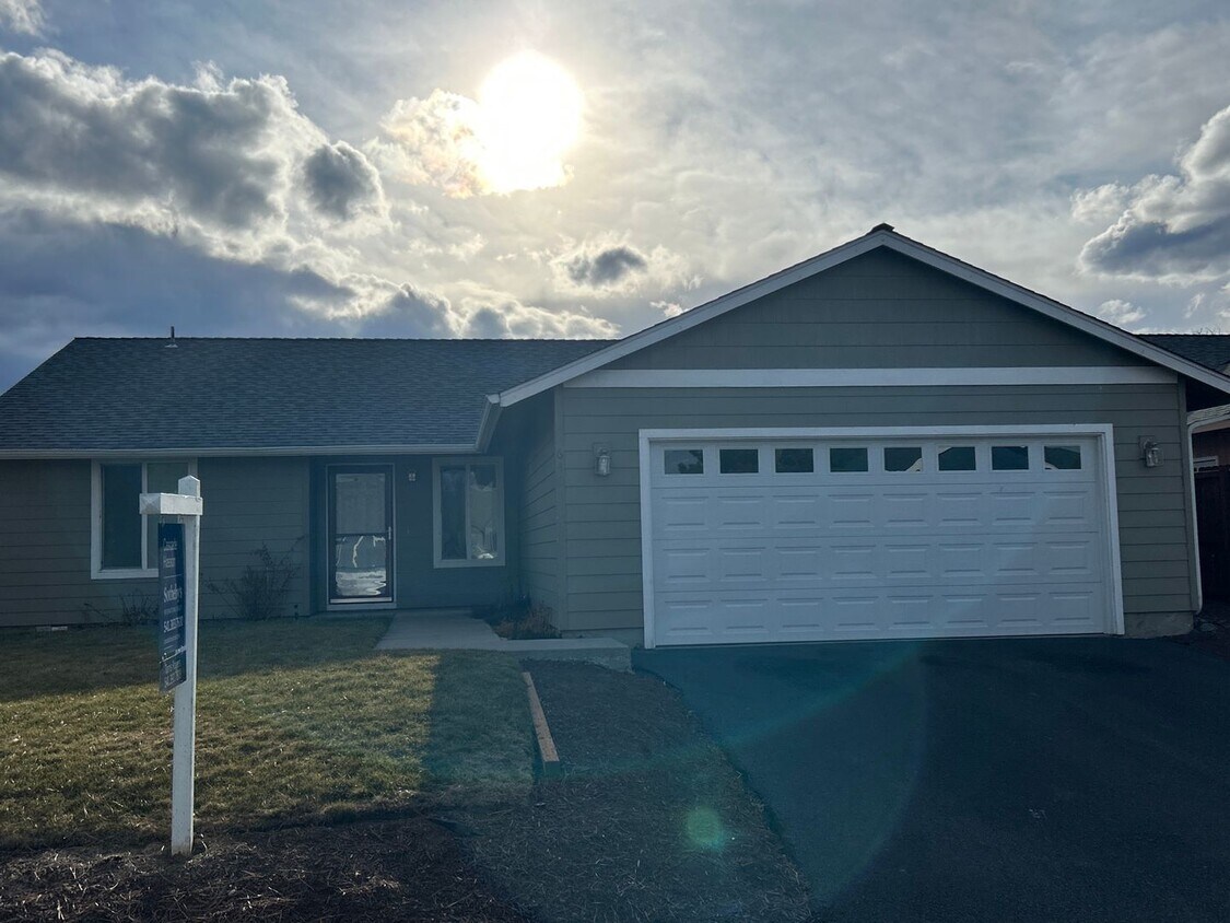 Primary Photo - 3 Bedroom / 2 Bathroom Home in SE Madras