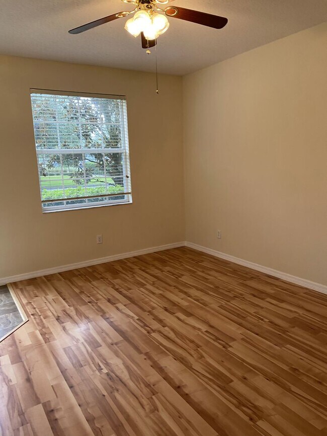 Foto del edificio - Townhome in Avalon Park with a 2 car garage