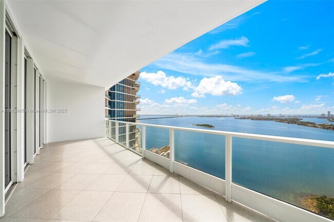 Building Photo - 2020 N Bayshore Dr