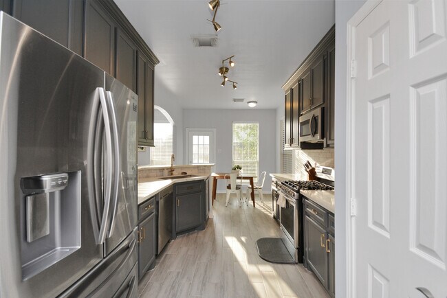 Building Photo - 7519 Woodland Gate Dr