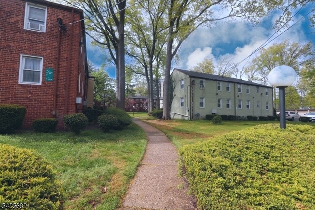 Foto del edificio - 592 Sherman Ave