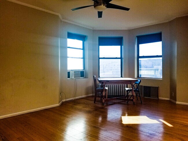 Foto del edificio - 1070 W Granville Ave