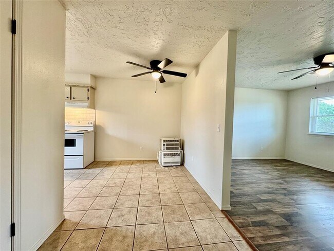 Foto del edificio - 411 E 3rd St