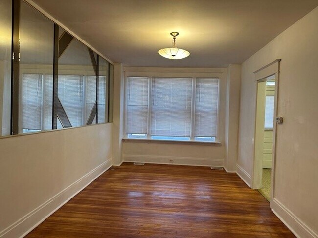Foto del edificio - Welcome to this charming 2-bedroom plus bo...