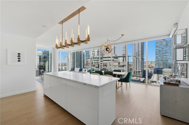 Foto del edificio - 1050 S Grand Ave