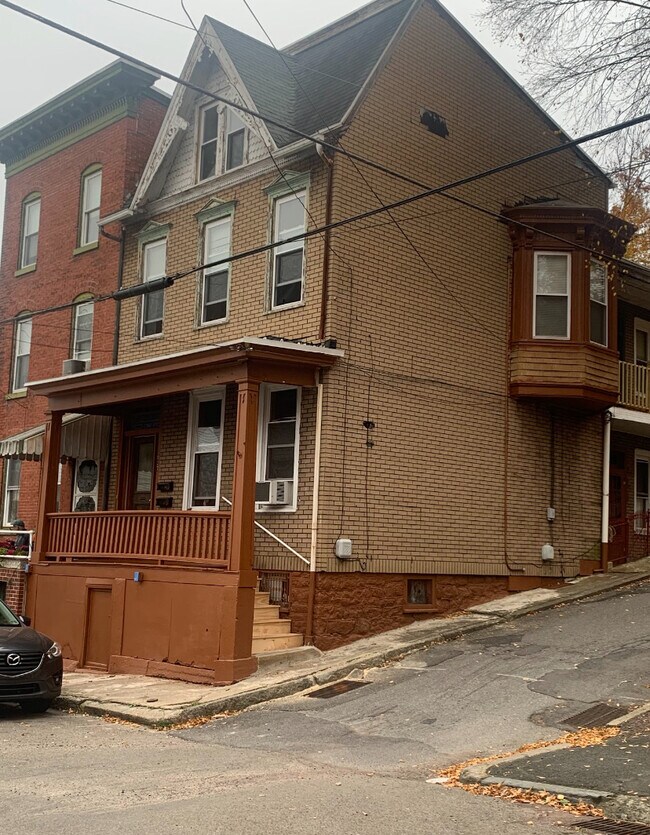 Building Photo - 927 W Norwegian St