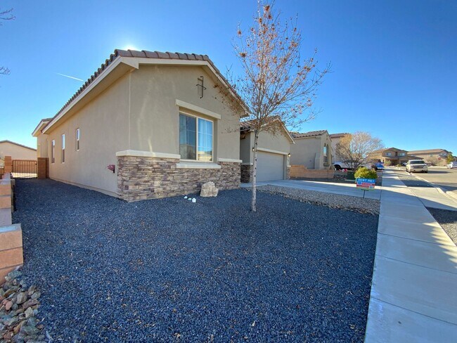 Foto del edificio - Recent Construction Luxury 4 Bedroom Home Available Near 528 / 550 in Rio Rancho!