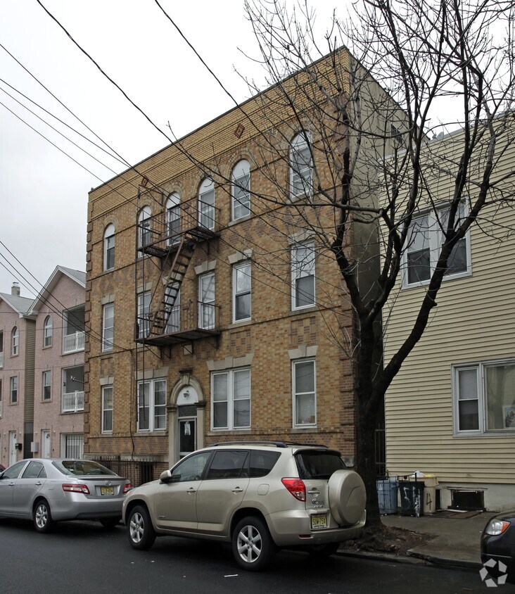 Building Photo - 56 Logan Ave