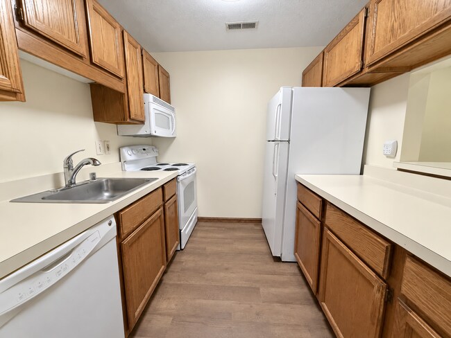 Building Photo - 23241 Rosewood Ct
