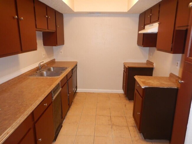 Building Photo - 2816 S Bartell Dr