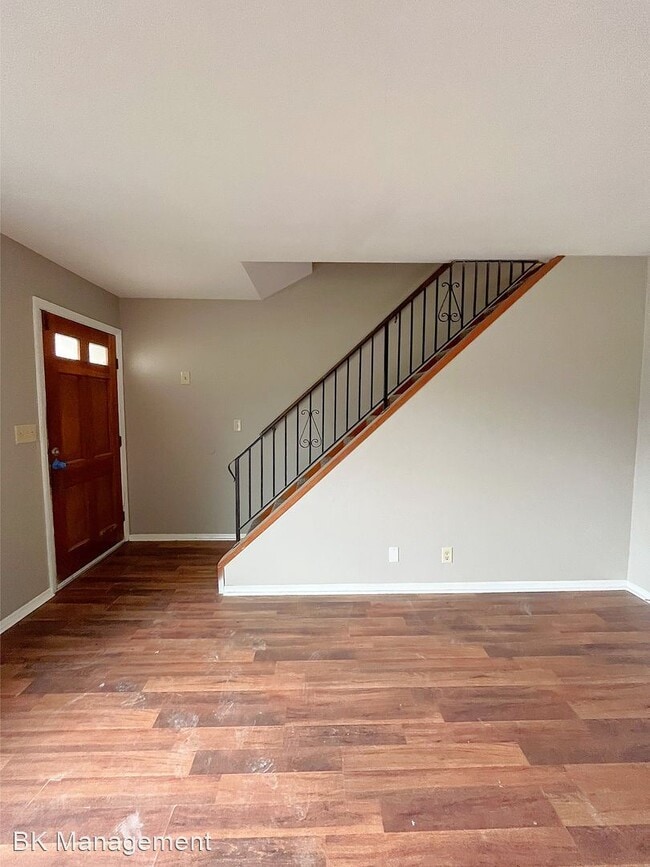 Building Photo - 3 br, 1.5 bath House - 105 E Pine Avenue