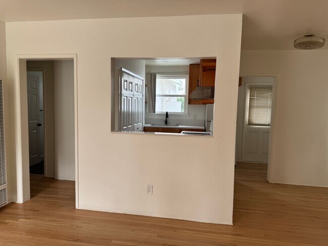 Foto del edificio - COMPLETELY REMODELLED 1 BEDROOM DUPLEX FOR LEASE!