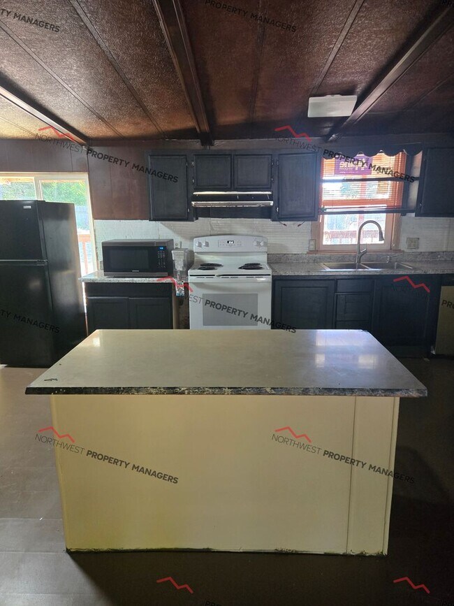 Foto del edificio - STATUS: AVAILABLE | R51 | $1895 + $100 for...