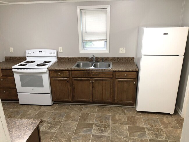 Foto del edificio - 2 Bed, 1 Bath, BONUS ROOM!!