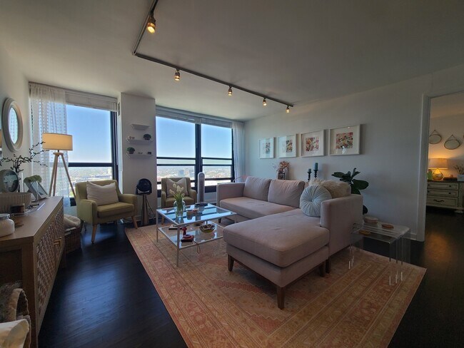 Foto del edificio - 1030 N State St
