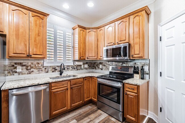 Foto del edificio - FURNISHED WATERFRONT 4 BED 3 BATH POOL HOM...