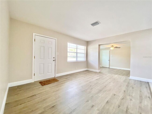 Building Photo - 4714 W Bay Ave