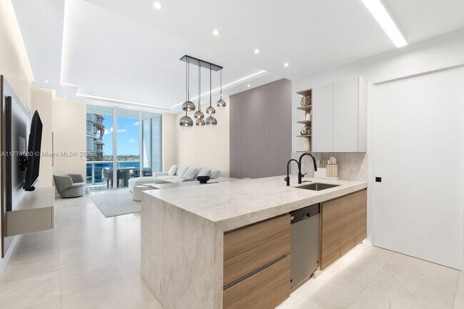 Building Photo - 15811 Collins Ave