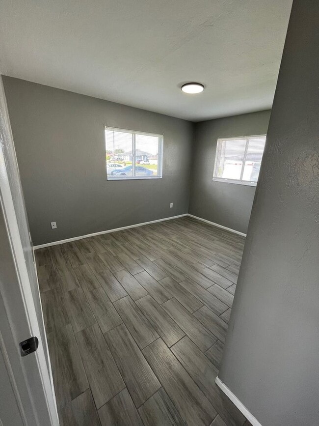 Building Photo - ** COMPLETELY REMODELD UNFURNISHED 2/1 DUP...