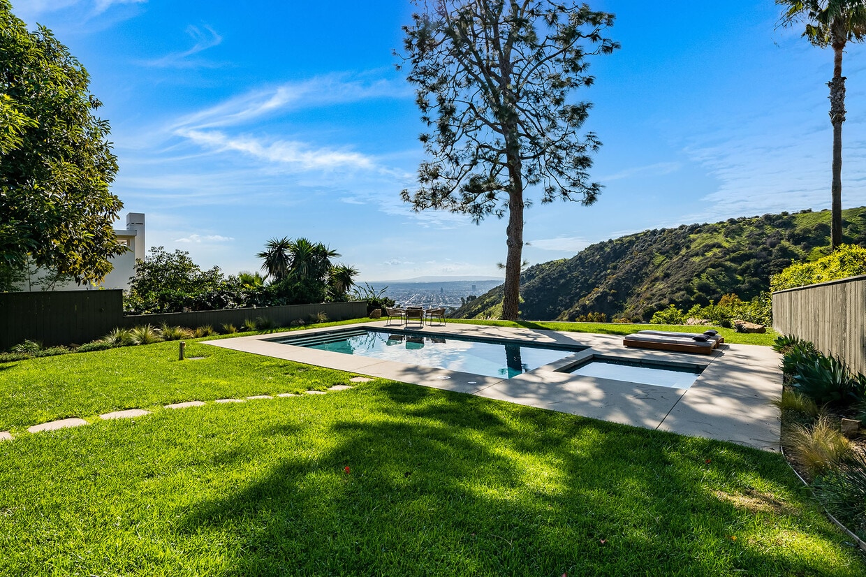 Foto principal - 2431 Carman Crest Dr