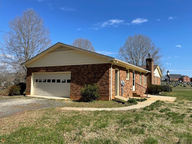 Building Photo - 4 Bed, 2 Bath home located in Franklinvill...